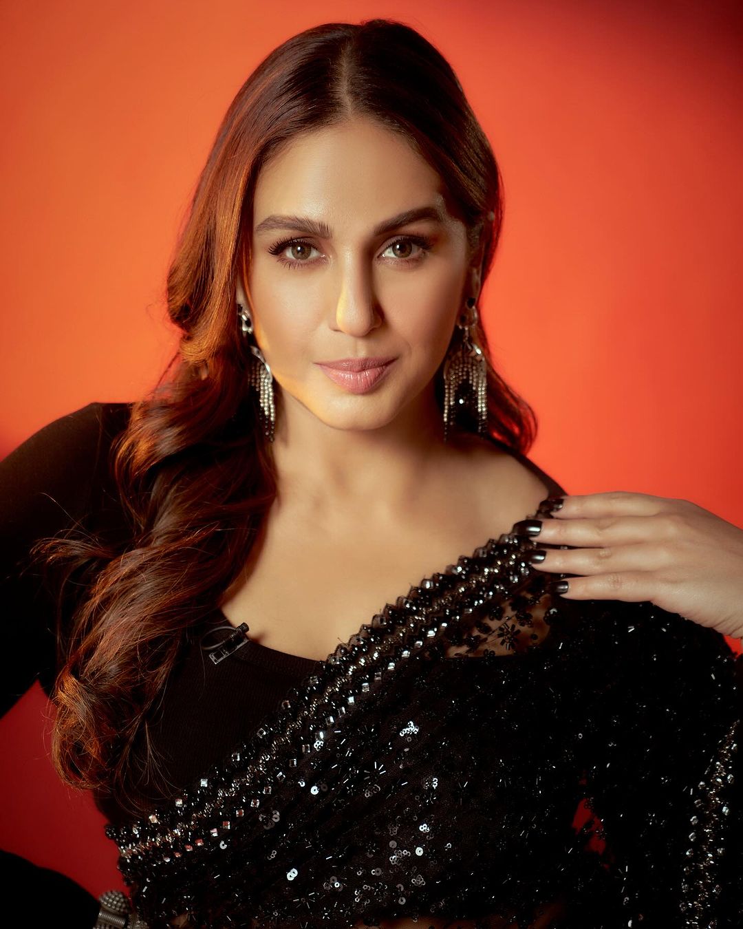 BOLLYWOOD ACTRESS HUMA QURESHI STILLS IN BLACK SAREE (1)